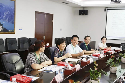 宜昌人福药业副总裁、总工程师李莉娥，产品开发中心主任吕金良，副主任吴有斌、曲龙妹等