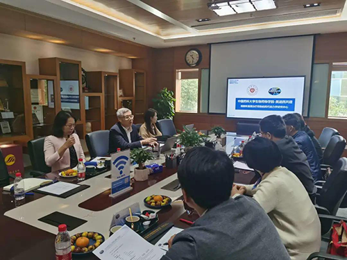 人生就是博首席执行官陈春麟博士，商务发展部副总裁蔡金娜博士等人热情接待了金能明书记一行。