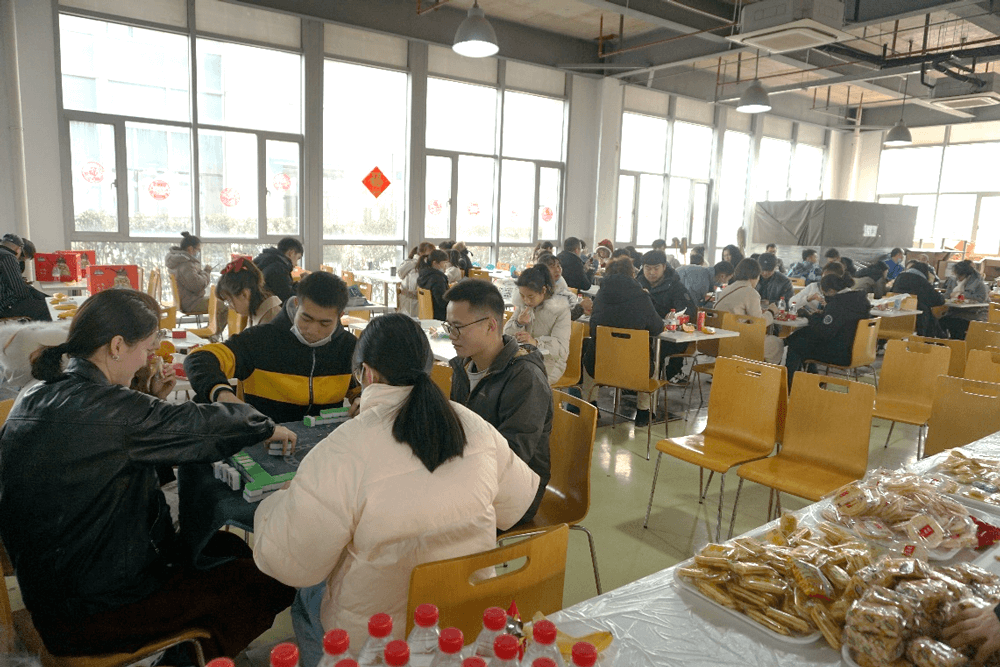 在春节 “乐七天” 活动中，人生就是博给留沪过春节的员工准备了丰富多彩的活动